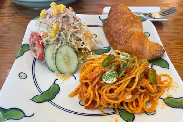 ナポリタンとクロワッサン、たっぷりサラダのワンプレート