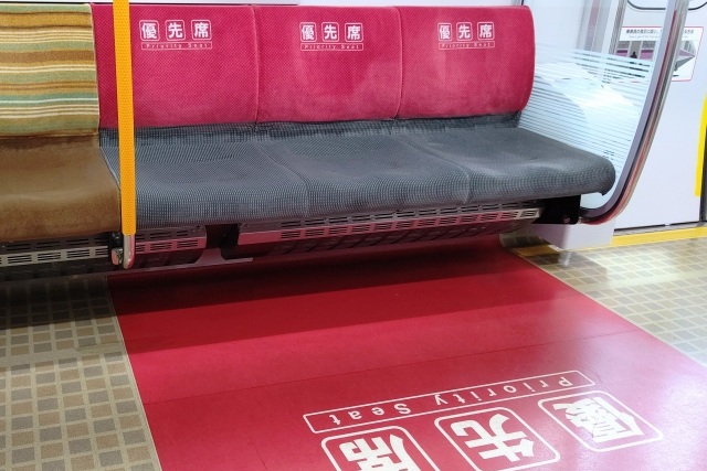 優先席は何歳から座れる？年齢基準とマナーを徹底解説