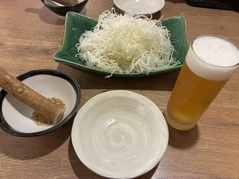 千切りキャベツとグラスビール